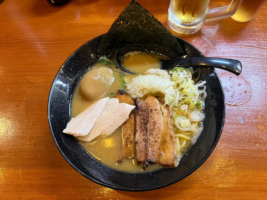 三代目らーめん処 まるは 極 船橋店の特製鶏白湯らーめん。味玉、鶏チャーシュー、炙りチャーシュー、ねぎがのった濃厚な一杯。