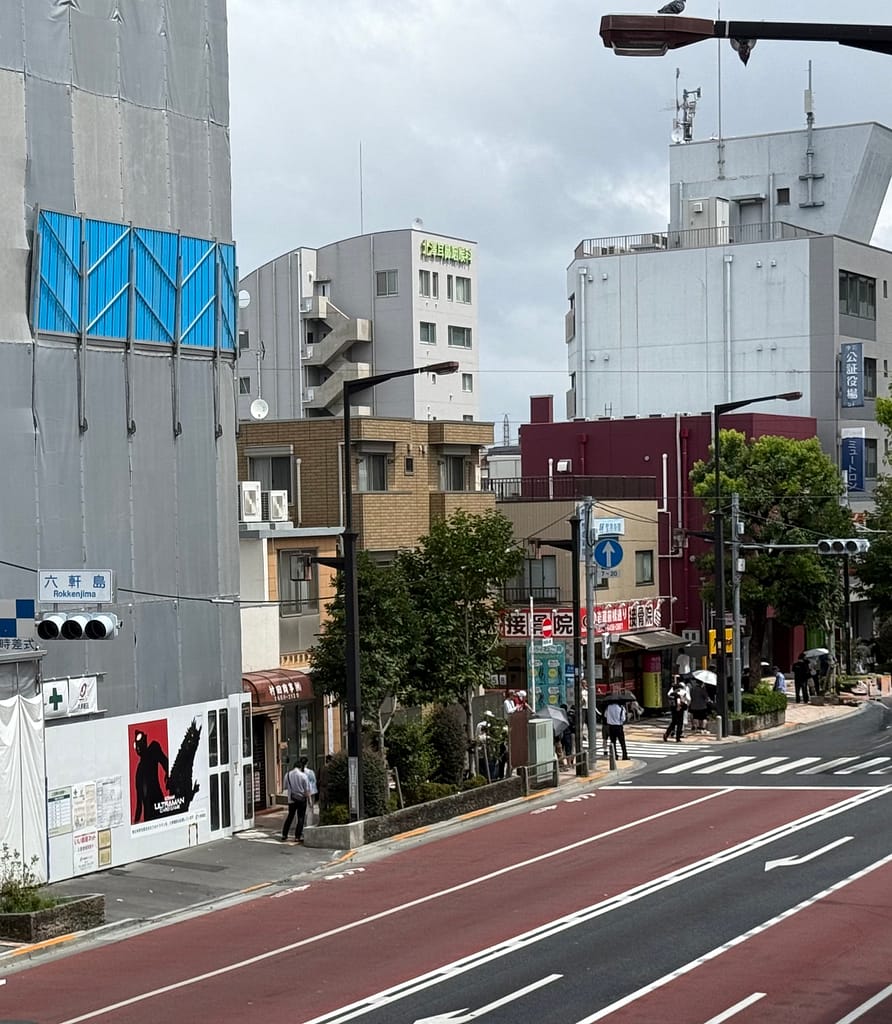 ラーメン二郎 小岩店の11時時点の行列。63人が道路沿いに並んでいる様子。