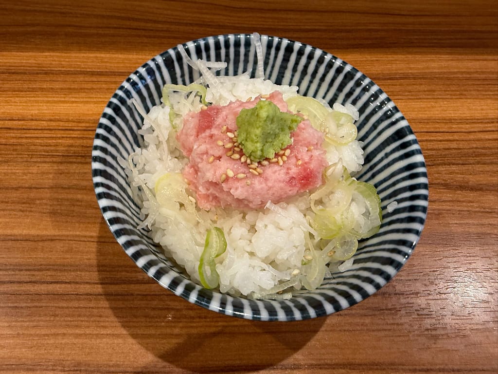 喜多方食堂 山海のねぎとろ飯。ごはんにネギとネギトロ、わさびをのせたシンプルで贅沢な一杯