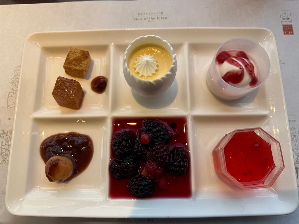 浅草ビューホテル スカイグリルブッフェ武蔵のデザートプレート。プリンやベリーソース、ゼリーなどを盛り付けた一皿。