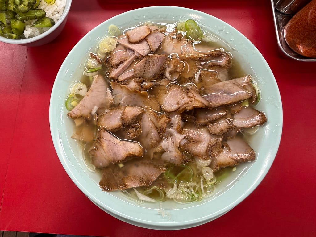中華そば専門 邦ちゃん 新小岩店のチャーシュー麺。丼一面にチャーシューがたっぷりのった一杯