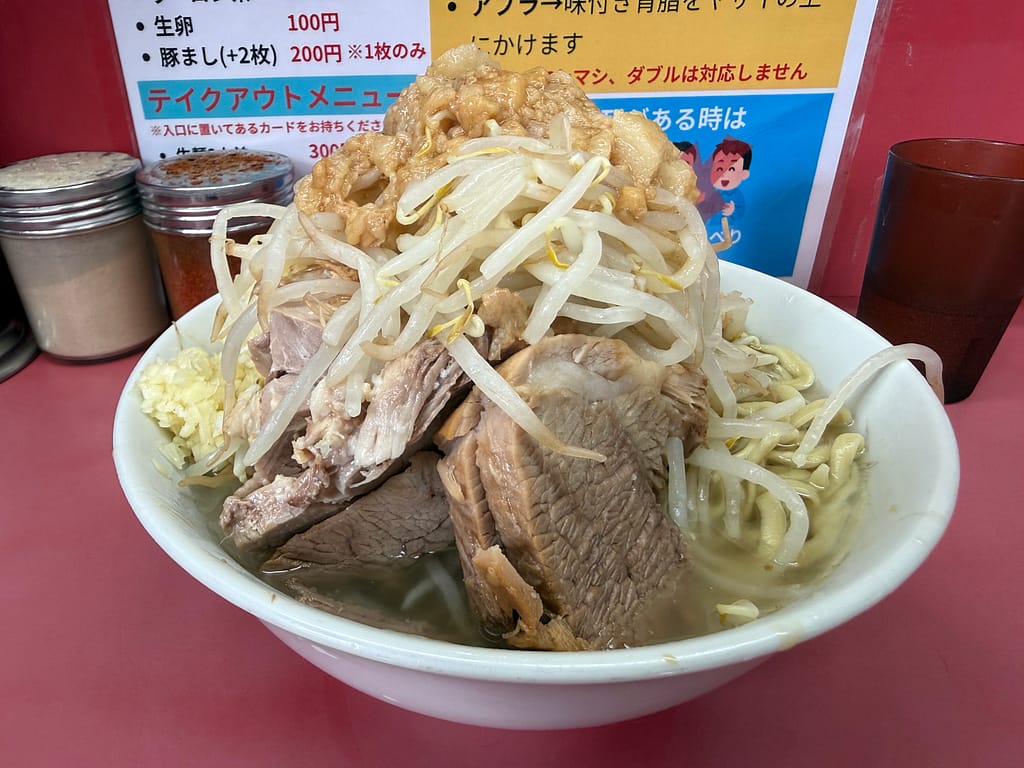 ラーメン二郎 小岩店の小ラーメン(豚まし)。野菜・脂・ニンニクをコールした一杯。
