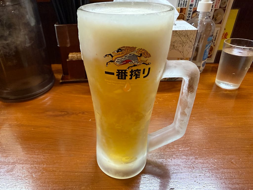 三代目麺処まるは極船橋店の生ビール|キンキンに冷えたジョッキの一番搾り