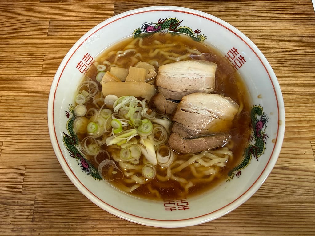 喜多方食堂 浅草本店の蔵出し醤油ラーメン(鶏油)。チャーシュー、メンマ、ねぎがのった熟成多加水麺の一杯。