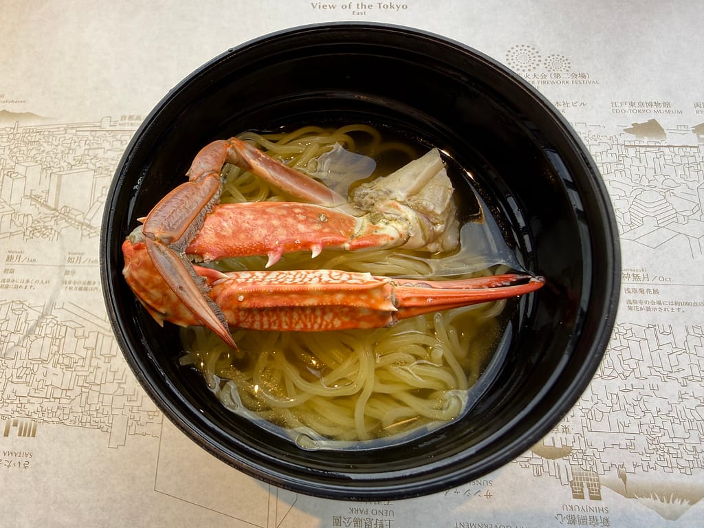 浅草ビューホテルのスカイグリルブッフェ武蔵の渡り蟹ラーメン。蟹の旨味が出たあっさりスープ。