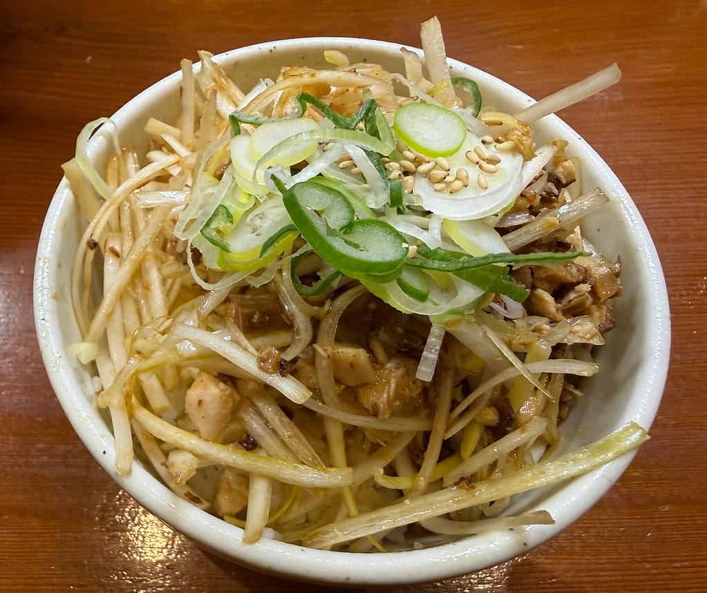 三代目麺処まるは極船橋店のネギチャーシュー丼|ネギとチャーシューをたっぷり乗せた人気サイドメニュー