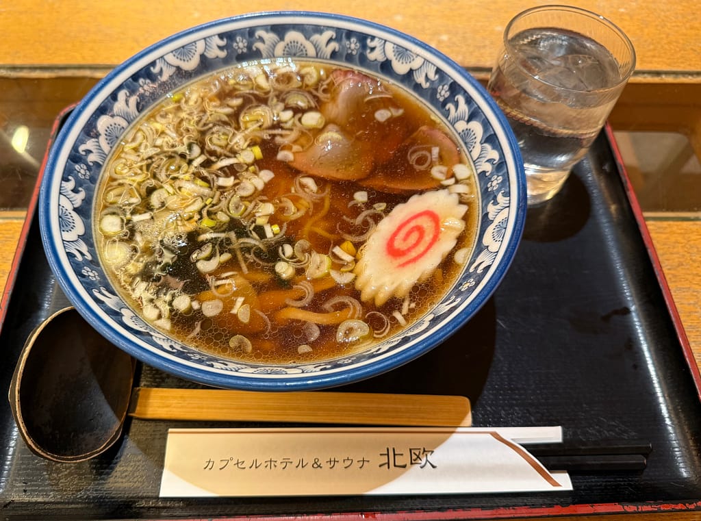 醤油スープにチャーシュー、ナルト、刻みねぎをのせた醤油ラーメン。