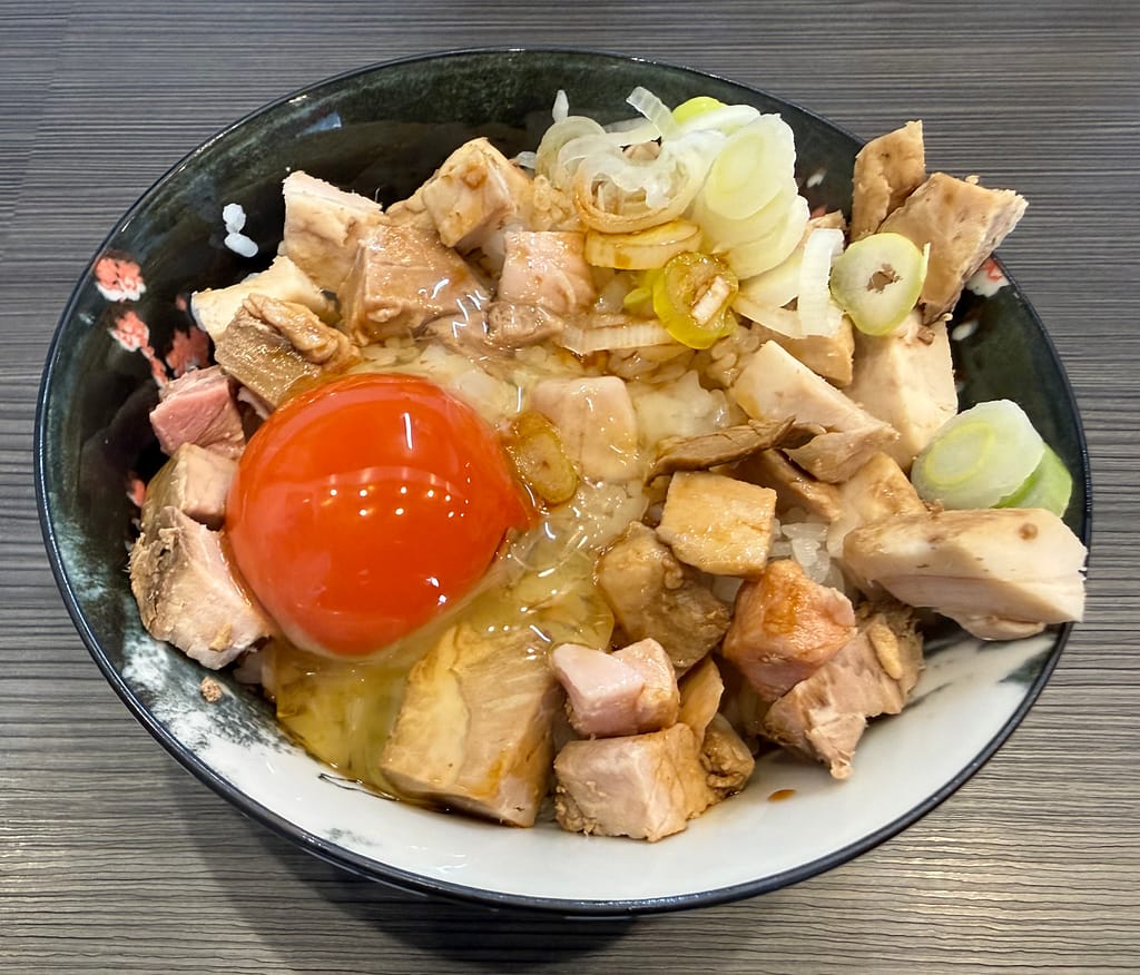 裏武蔵家 TKG 千葉の人気ラーメン店のチャーシュー入り卵かけご飯