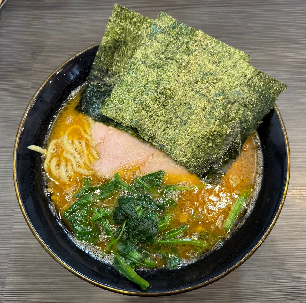 裏武蔵家のチャーシューメン 大判の海苔とチャーシューが乗った家系ラーメン