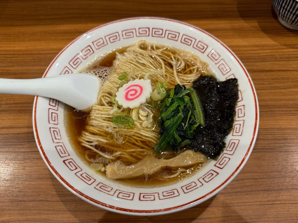 喜多方食堂 山海のあっさり煮干しそば。澄んだ醤油スープに中細ストレート麺、ナルト・ほうれん草・海苔・メンマがのった一杯