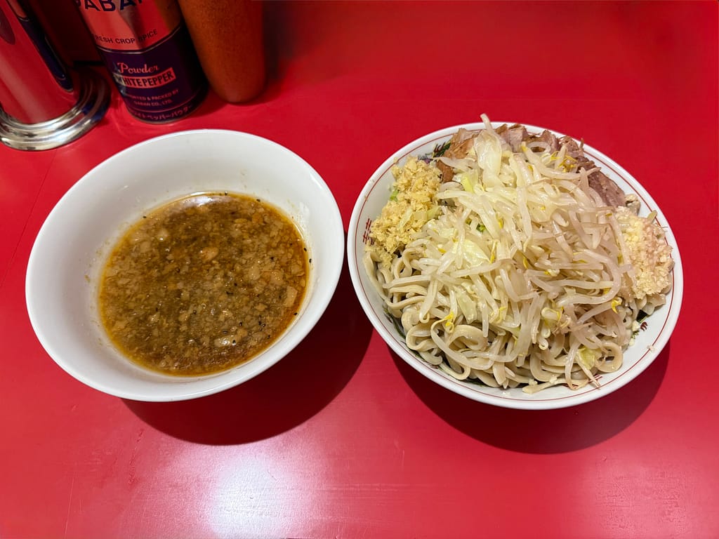 ラーメン二郎 千葉店のつけめん小(生姜+豚追加)。野菜・ニンニク増し。