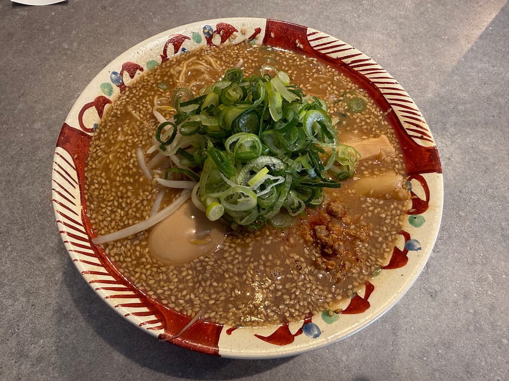 BENTEN屋 銀座有楽町店のうま味噌ラーメン。白胡麻たっぷりのスープにネギ・味玉・メンマがのる一杯