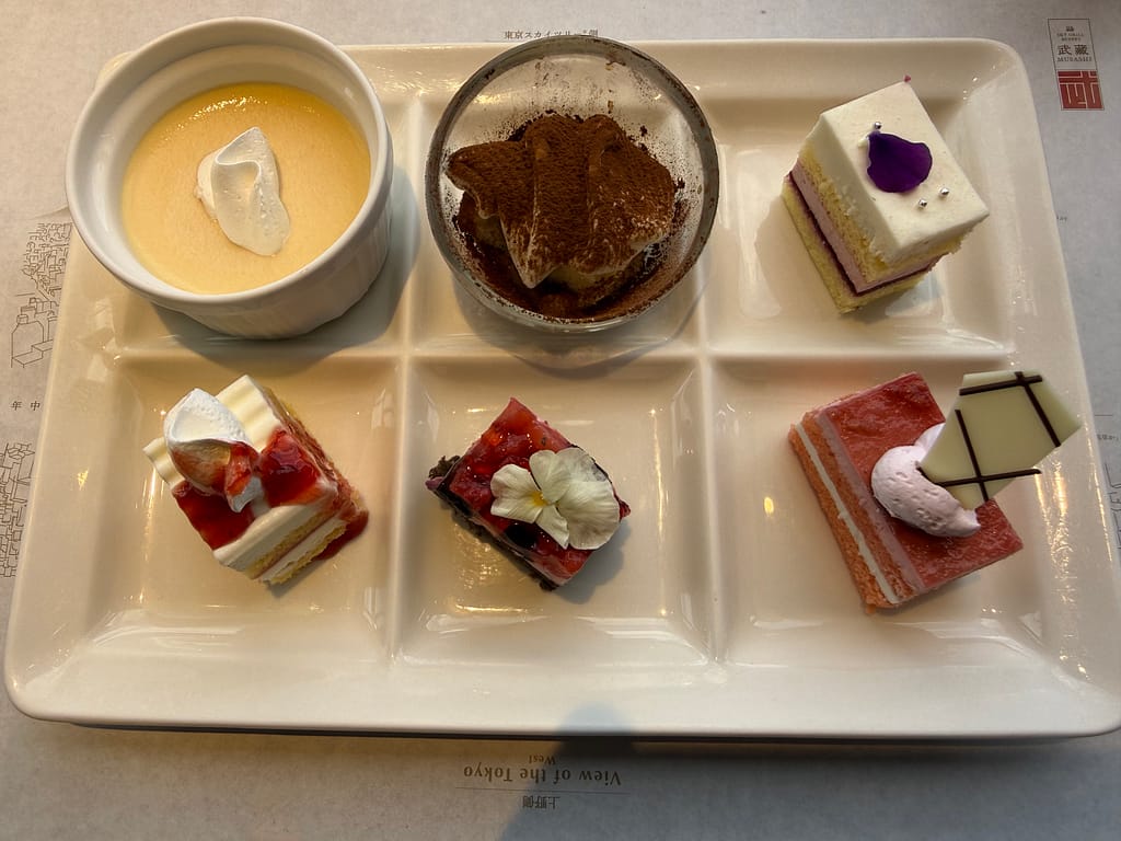 浅草ビューホテル スカイグリルブッフェ武蔵のデザートプレート。プリンやティラミス、ケーキを盛り付けた一皿。