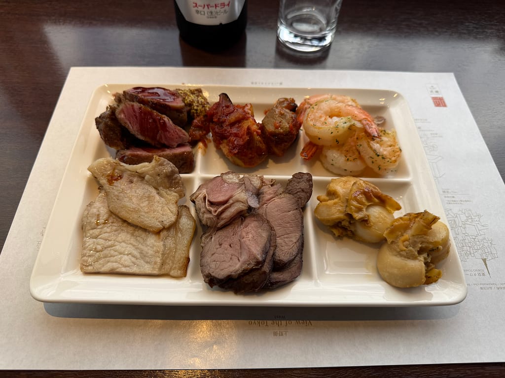 浅草ビューホテルのスカイグリルブッフェ武蔵の料理プレート。ローストビーフやエビなどを盛り付けた一皿。