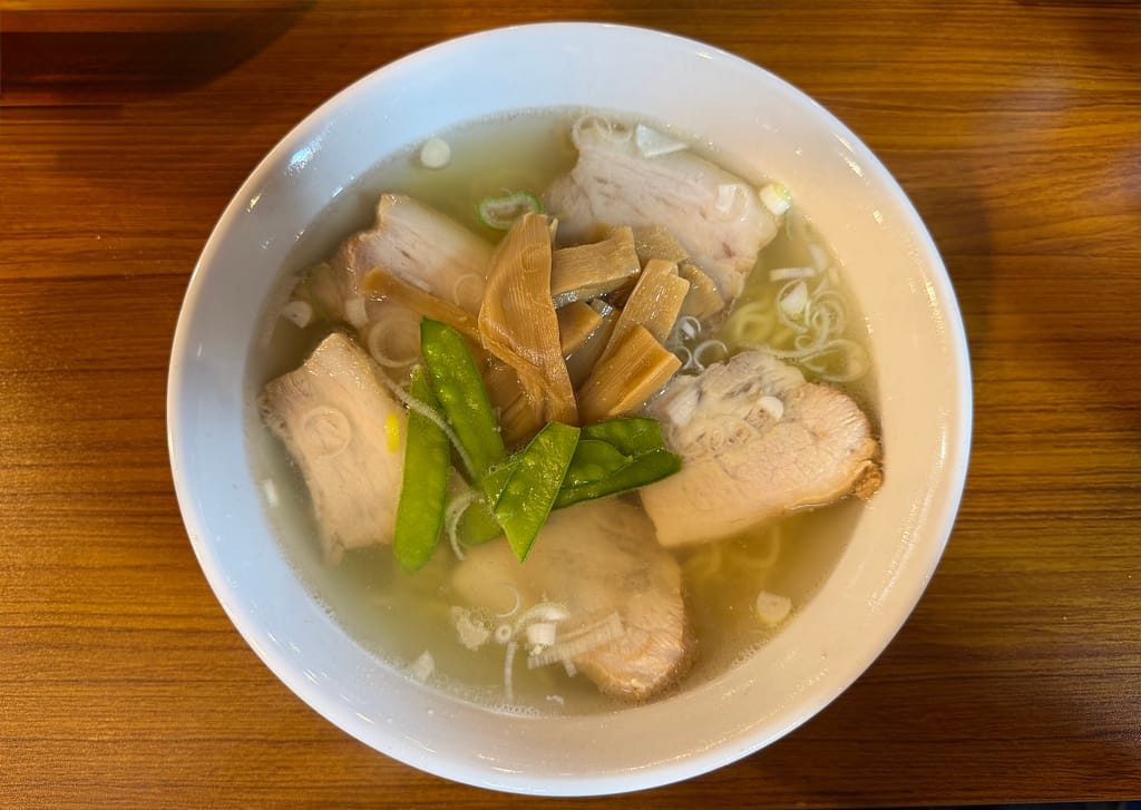 「珍々軒 チャーシューメン 塩味 上野の人気ラーメン店の透き通ったスープとチャーシュー」