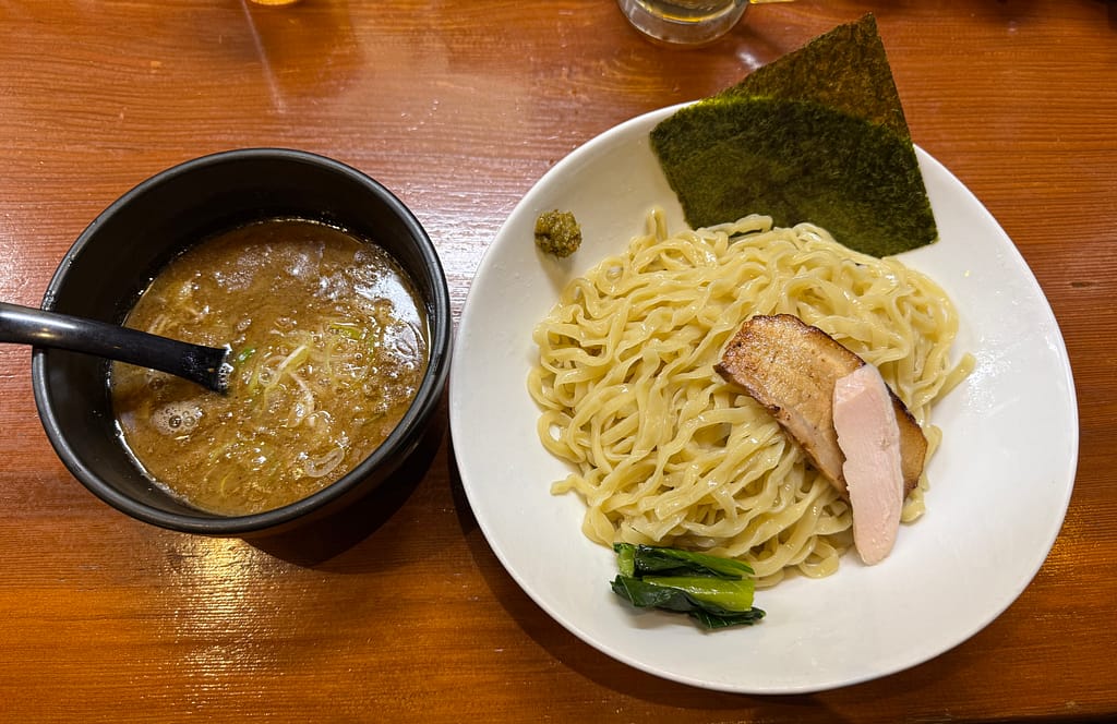 三代目麺処まるは極船橋店の濃厚鶏白湯つけ麺|もちもち中太麺と濃厚スープが特徴のつけ麺