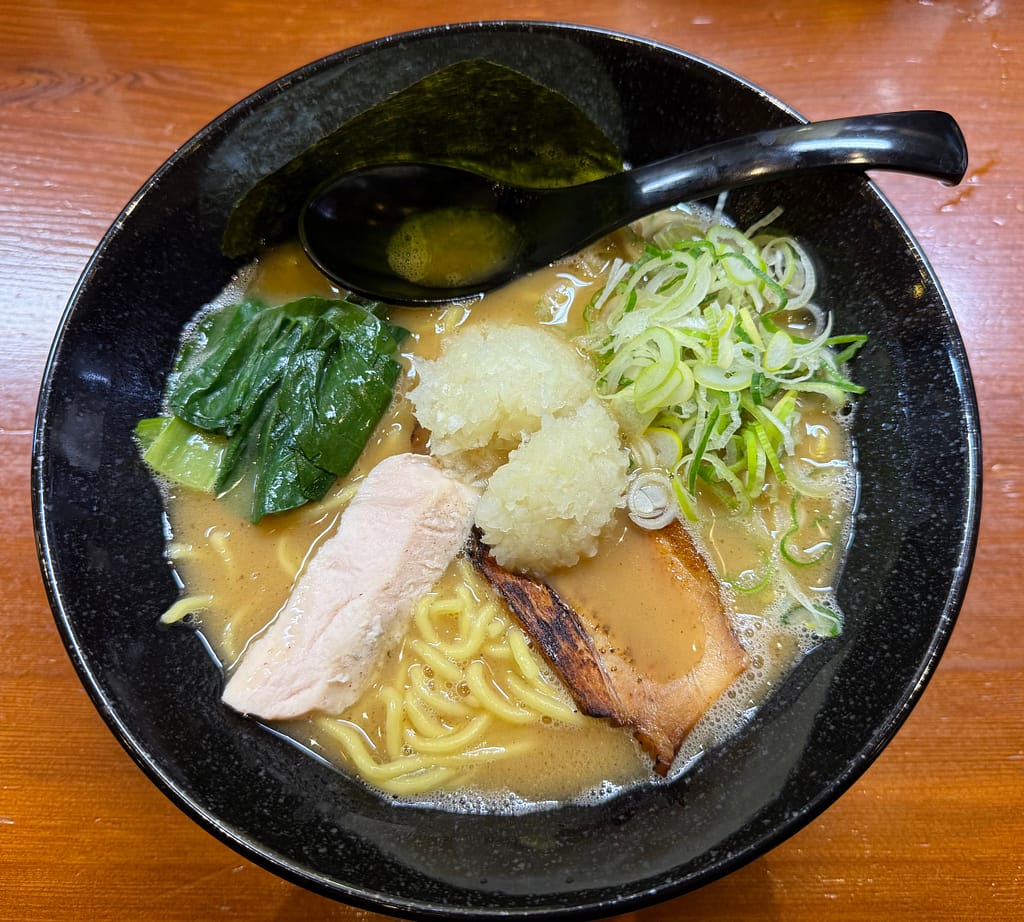 三代目麺処まるは極船橋店の鶏白湯らーめん|濃厚な鶏白湯スープに中太ストレート麺とチャーシュー、ネギ、大根おろしが乗った一杯