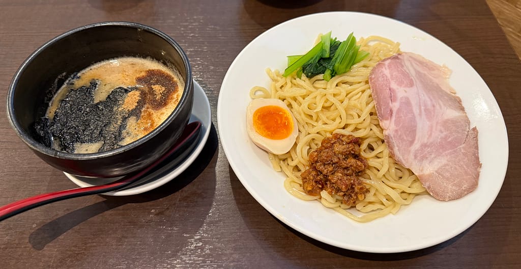 笹本為次郎商店の旨辛鶏白湯つけ麺。辛味と鶏の旨味が特徴の濃厚つけ麺