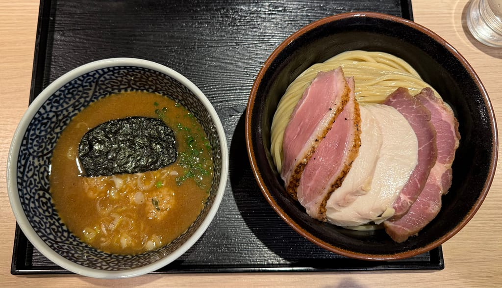 麺屋一燈のチャーシュー濃厚魚介つけ麺 中盛｜新小岩の人気ラーメン店の看板メニュー