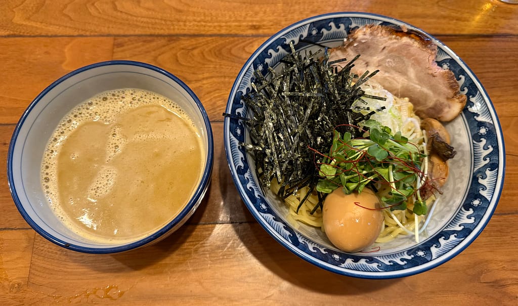 麺や佐市の佐市つけ麺。濃厚な牡蠣スープと太麺、チャーシュー、味玉、海苔、ネギ、カイワレがのった全部のせつけ麺

