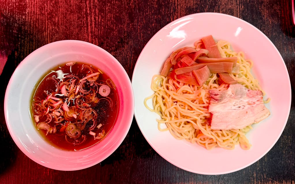 珍々軒(上野)のざるラーメン。醤油ベースのつけ汁とシンプルな麺の組み合わせ