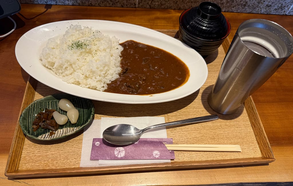 かるまる池袋の特製ビーフカレー。サウナ後に味わう人気のサ飯。