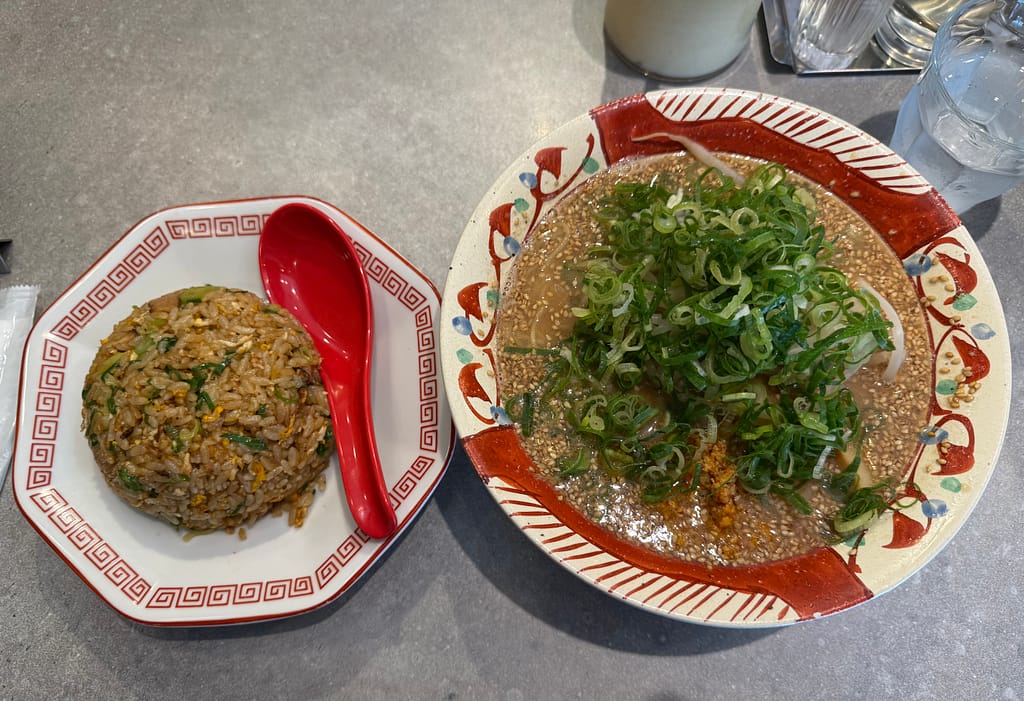 べんてん屋(BENTEN屋)のヒカルセット。うま味噌ラーメンとチャーハンがセットになった人気メニュー。