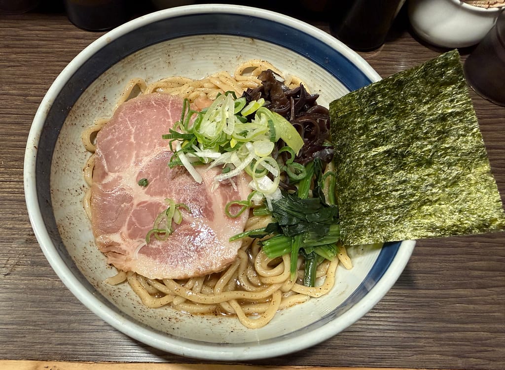 煮干し油そば200g。麺にチャーシュー、ネギ、海苔をのせた提供直後の一杯。