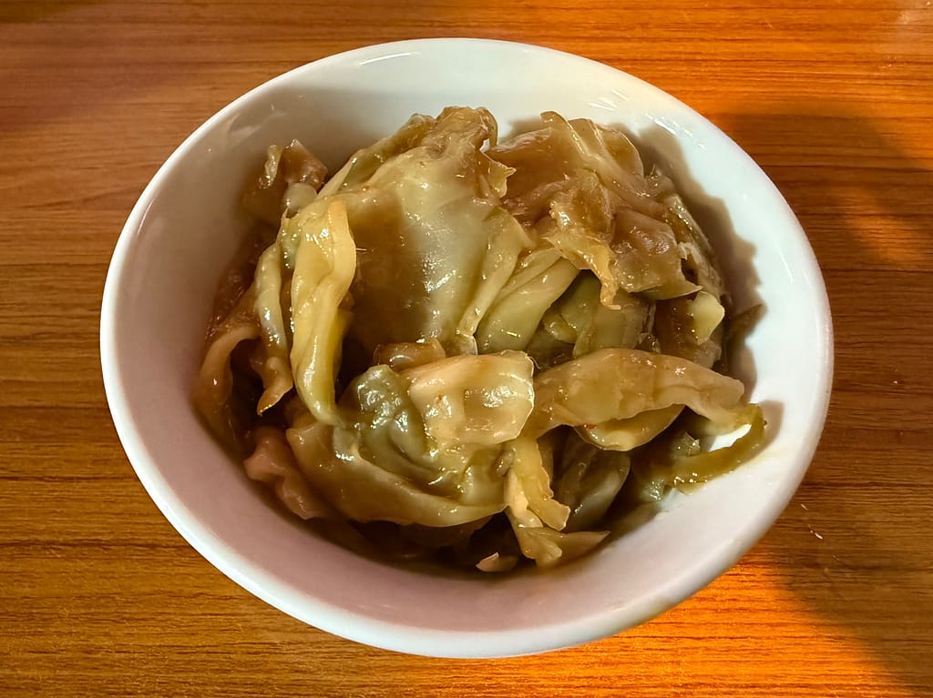 珍々軒のザーサイ。小皿に盛られた塩気と旨味のある中華風の漬物
