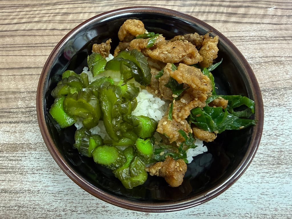 白ごはんに、きゅうりの漬物と武蔵家富士見店のサビチャーをのせた丼。