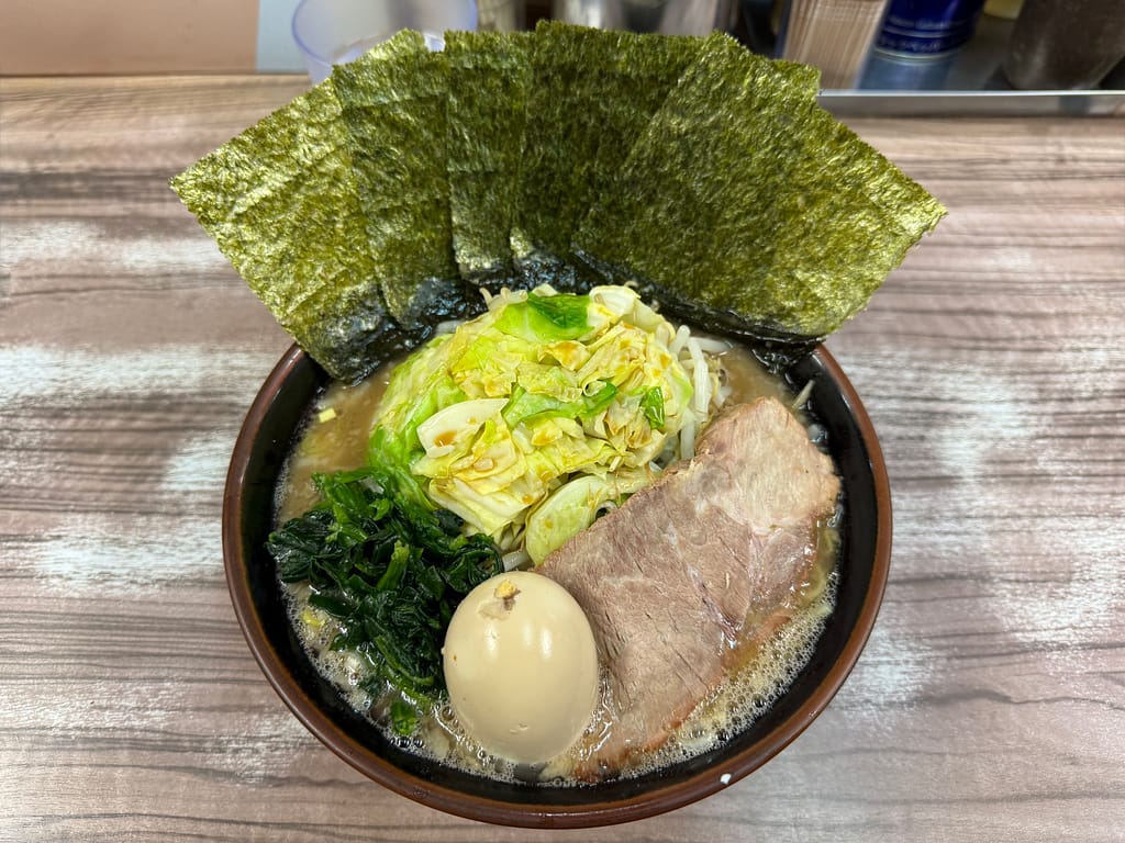 武郎ラーメンに煮卵と海苔をトッピング。大判チャーシュー、ほうれん草、刻みネギが盛られた濃厚家系ラーメン。