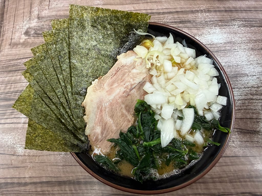 武蔵家 富士見店の味噌ラーメンに、海苔・玉ねぎ・ほうれん草をトッピング。大判の海苔が広がり、濃厚なスープとチャーシュー、たっぷりの刻み玉ねぎが映える一杯。