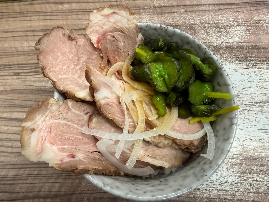 武蔵家富士見店の低温チャーシュー丼。しっとりとしたチャーシューと玉ねぎが盛り付けられたサイドメニュー。