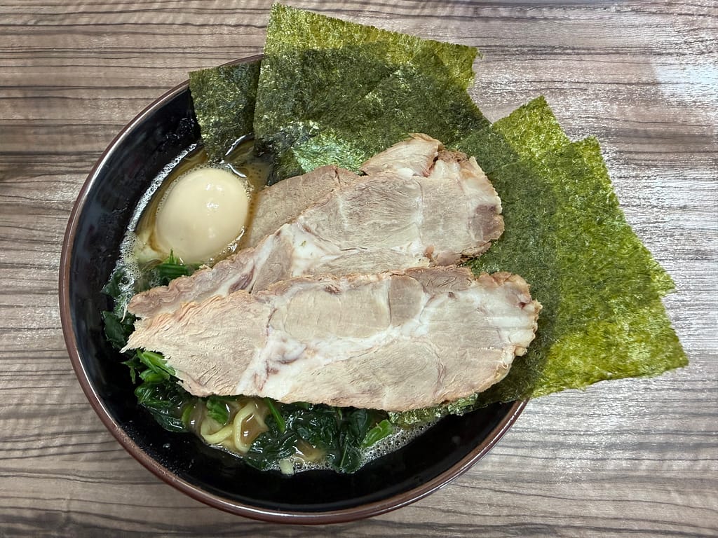 武蔵家富士見店のMAXラーメン。大判チャーシューと味玉、海苔、ほうれん草をトッピングしたボリューム満点の家系ラーメン。