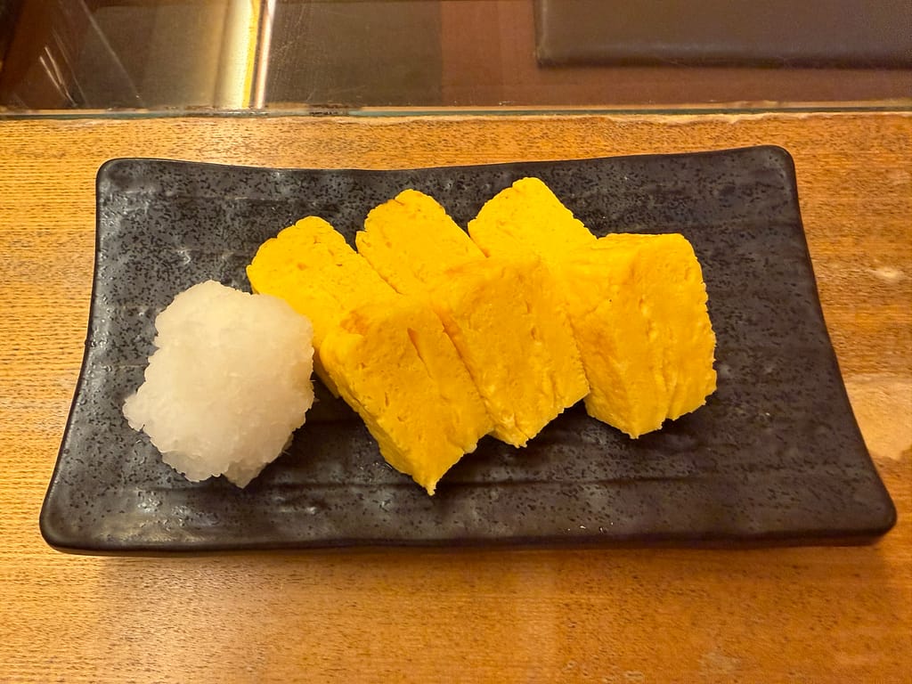 サウナ北欧の人気サイドメニュー「厚焼玉子」。アツアツでふんわりとした玉子焼きに大根おろしを添えて提供される。