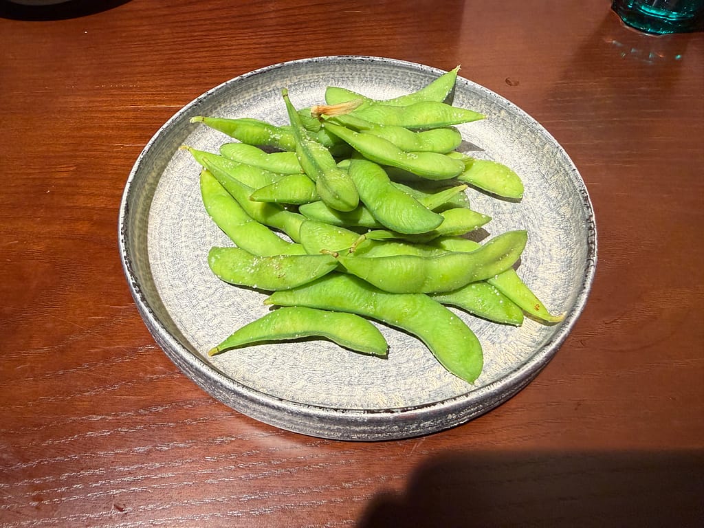 テルマー湯西麻布の枝豆。塩味を効かせた枝豆を小皿に盛り付けた一品。