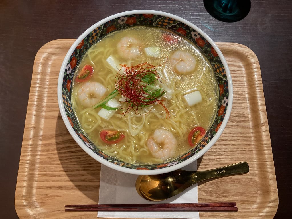 青唐とんこつラーメン。えびや糸唐辛子、青菜をトッピングしたとんこつラーメン。