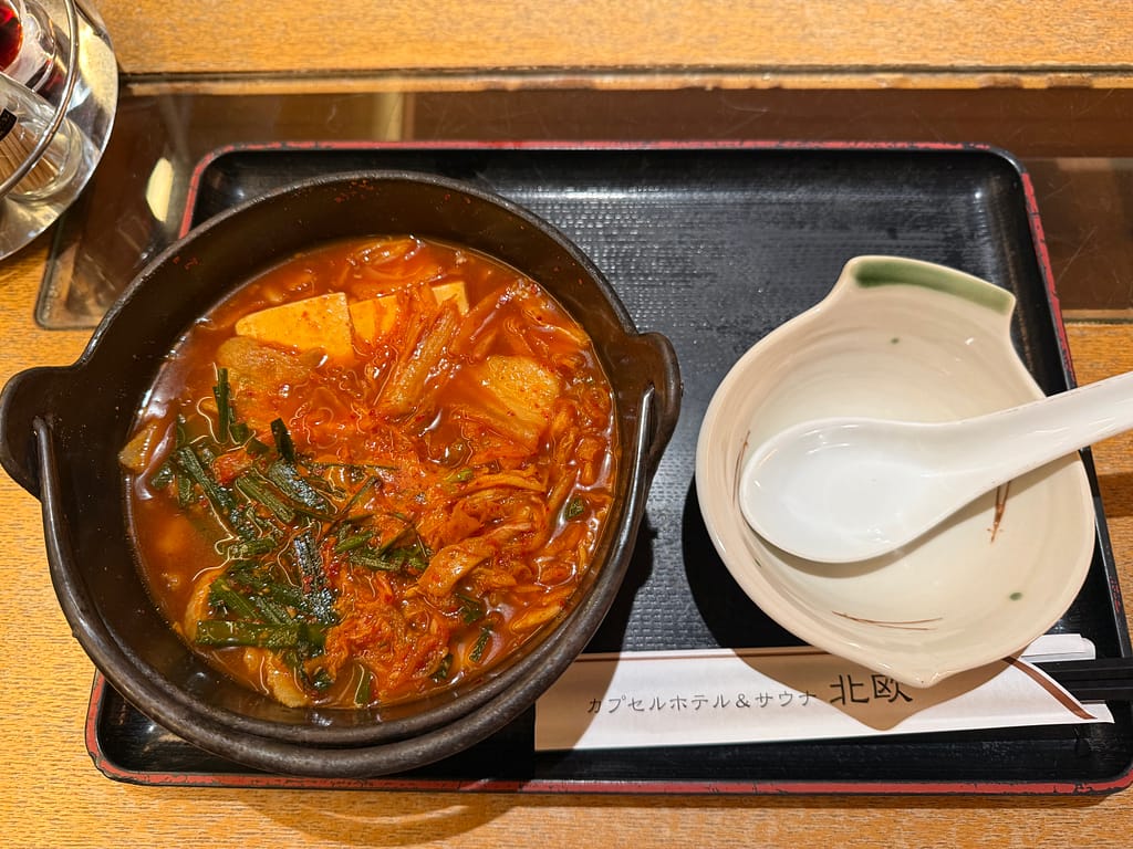 カプセルホテル&サウナ北欧の豆腐チゲ。豆腐やキムチ、ニラなどが入った熱々の一品