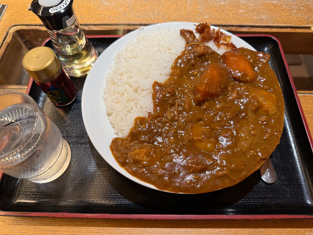カプセルホテル&サウナ北欧の北欧特製カレーライス(大盛)。もはや特盛と呼んでもいいくらいの量だ。