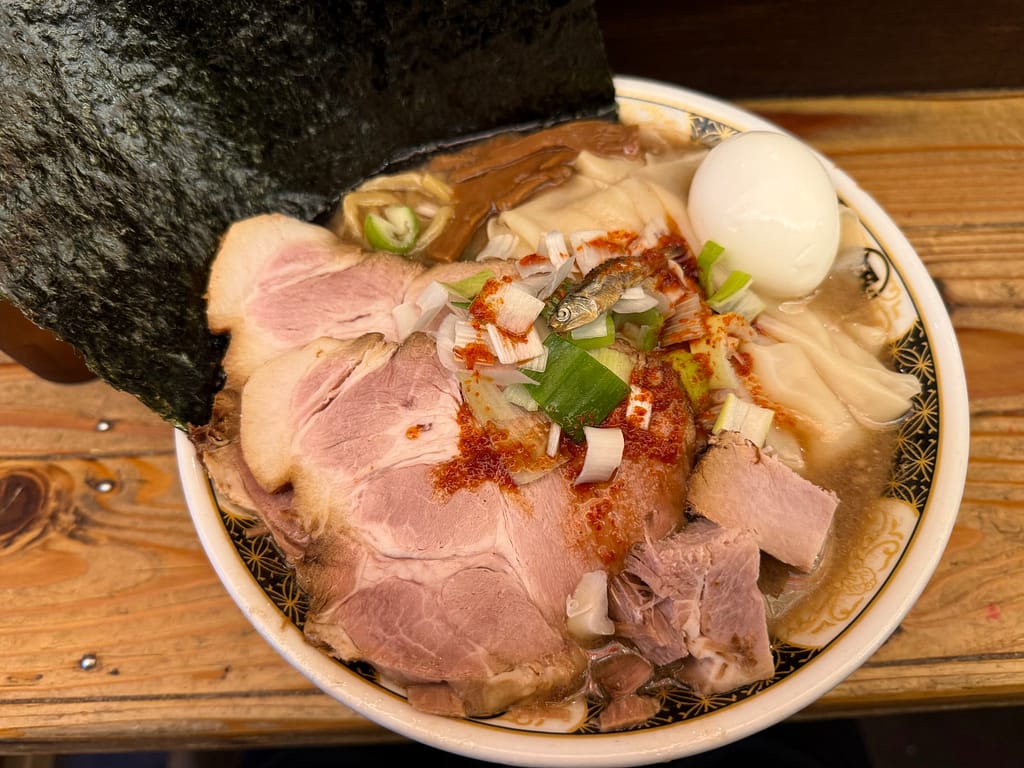 すごい煮干ラーメン凪 新宿ゴールデン街店本館の特製すごい煮干ラーメン(特盛)。大判チャーシュー、ワンタン、味玉、巨大な海苔、ネギがのった一杯。