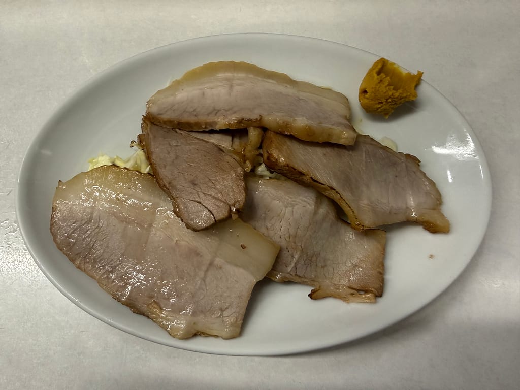 珍々軒 上野 チャーシュー盛り|しっとり柔らかい豚チャーシューと辛子が添えられた町中華の定番一品料理