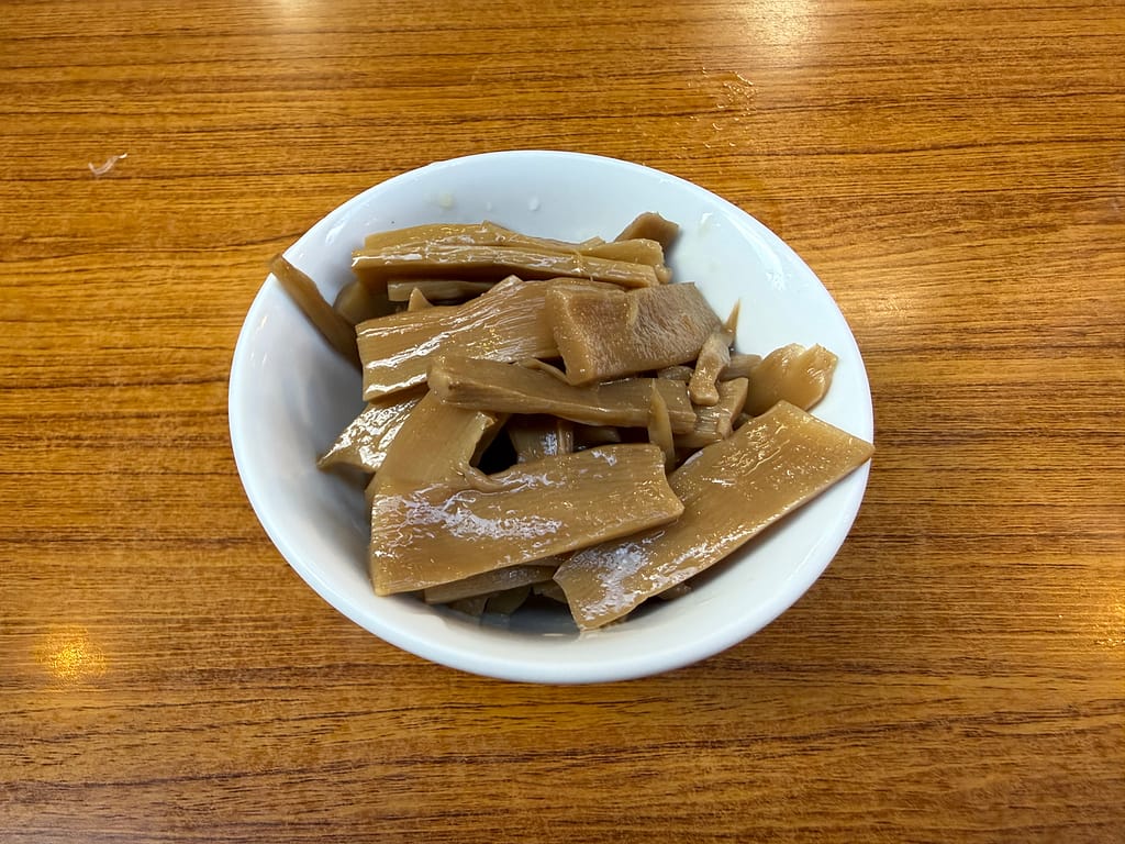 上野の町中華「珍々軒」のメンマ。柔らかく味付けされたビールによく合う一品