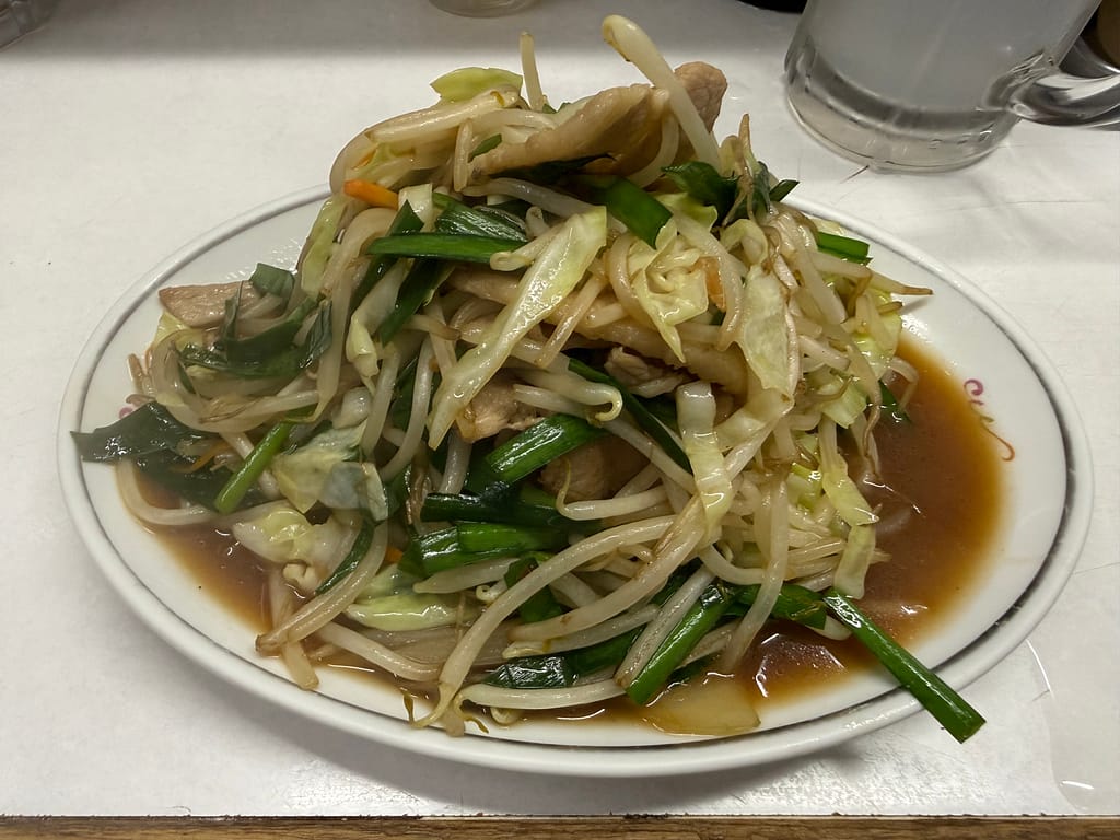 珍々軒の肉ニラ炒め。豚肉、ニラ、もやし、キャベツを醤油ベースで炒め、たっぷりと盛り付けた一皿。