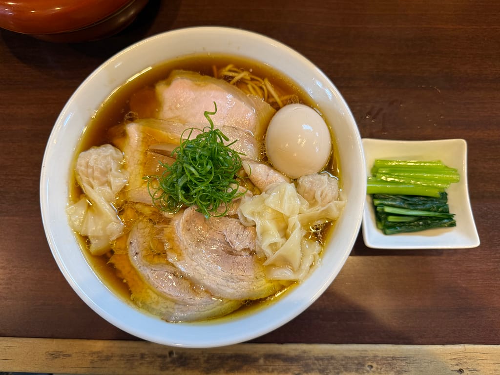 とものもとのらーめん大盛。味玉・ワンタン・チャーシュー・小松菜をトッピングした一杯。