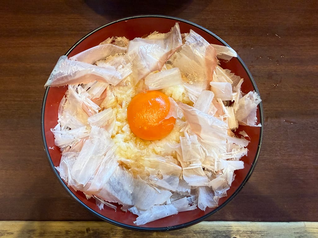 とものもとのたまごかけごはん。ご飯の上に卵黄とかつお節がたっぷりのった一品。