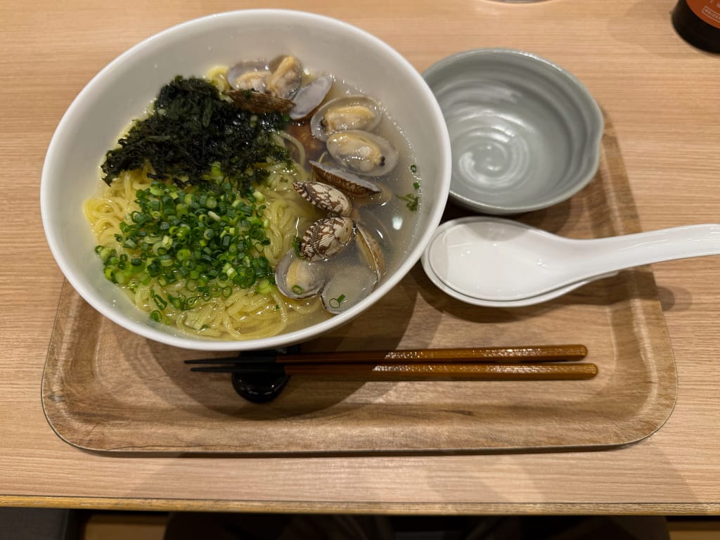 泉天空の湯 羽田空港の「あさり潮ラーメン」。アサリと海苔、ネギがトッピングされた一杯