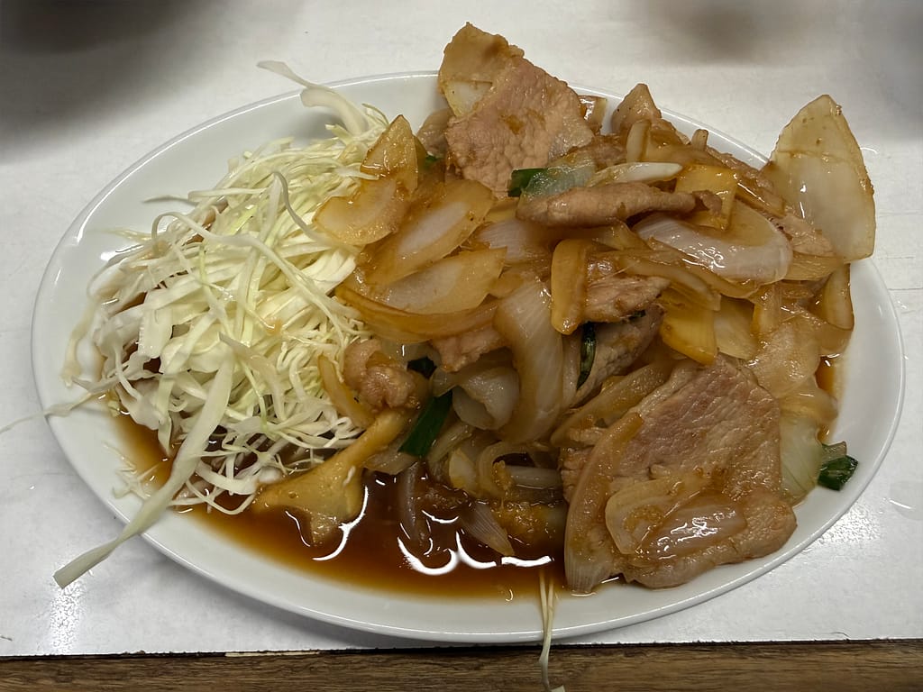 珍々軒の生姜焼き。豚肉と玉ねぎを炒め、千切りキャベツを添えた一皿