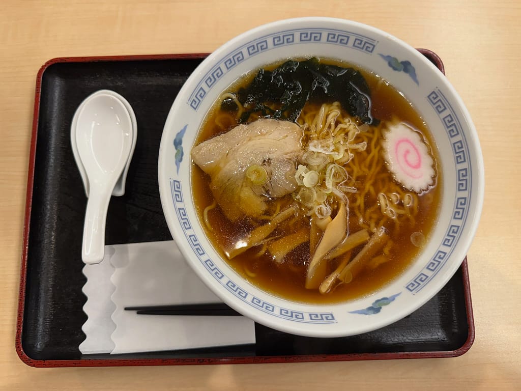 レインボー新小岩の館内食堂で提供される醤油ラーメン。昔ながらの醤油ラーメンといった感じで朝から食べても胃もたれしない。