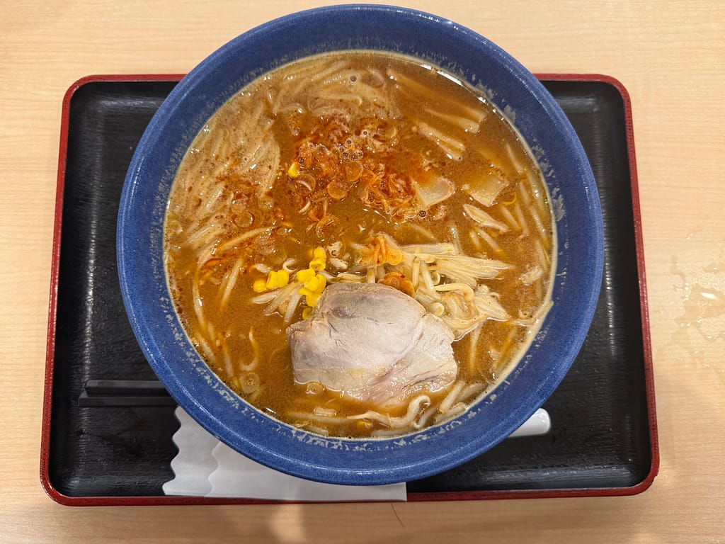 レインボー新小岩の館内食堂で提供されるネギ味噌ラーメン。コクのあるスープにチャーシューと野菜がたっぷり。