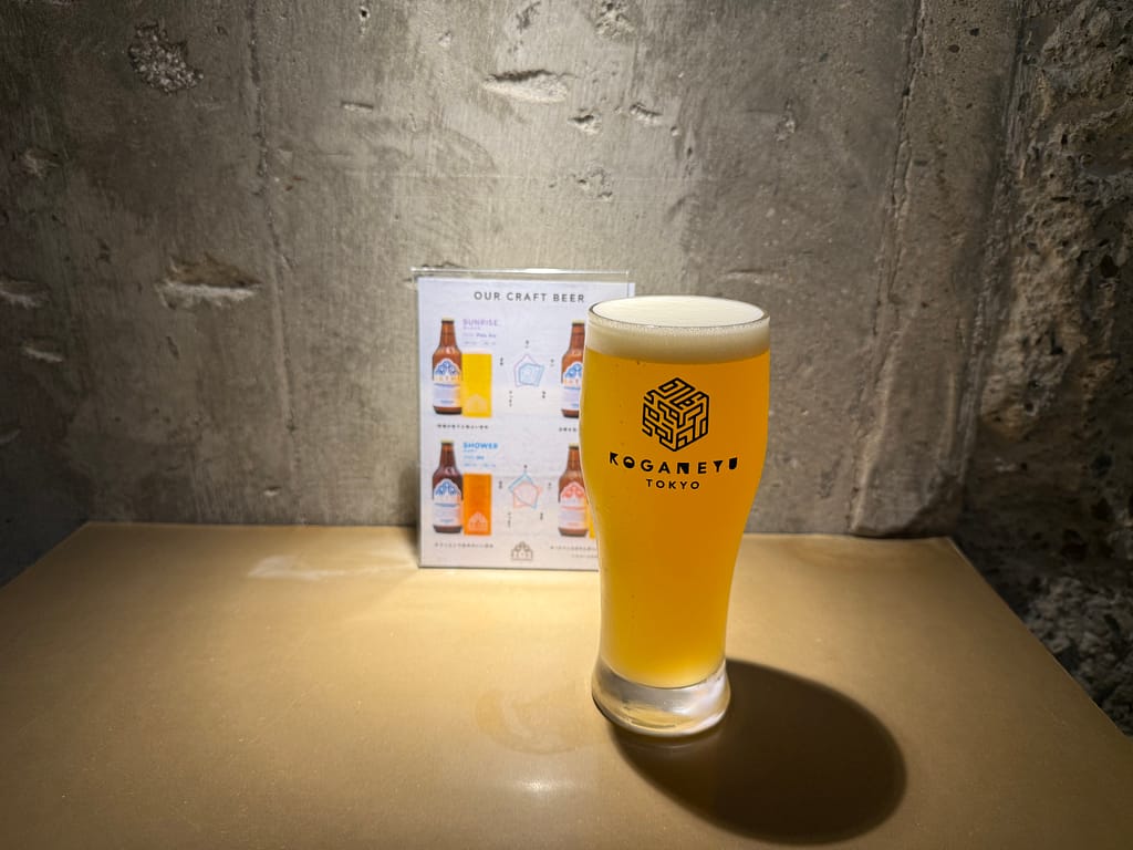 「黄金湯で味わうオリジナルクラフトビール。サウナ後の体に染み渡る、黄金色の一杯」